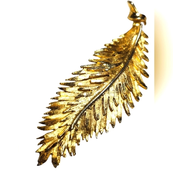 None Jewelry - Vintage Gold Tone Feather Brooch